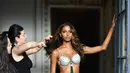 Stylists membantu Jasmine Tookes dalam sesi pemotretan menampilkan Victoria’s Secret Fantasy Bra di Gladstone, New Jersey, 8 Oktober 2016. Bra mewah itu memiliki harga US$ 3 juta atau sekitar Rp 39 miliar. (DIMITRIOS KAMBOURIS/GETTY IMAGES/AFP)