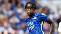 Trevoh Chalobah - Bek muda The Blues ini mencetak satu gol ke gawang Crystal Palace saat debutnya di Premier League. Ia tampil gemilang dan membawa Chelsea meraih kemenangan tiga gol tanpa balas. (Foto: AFP/Glyn Kirk)
