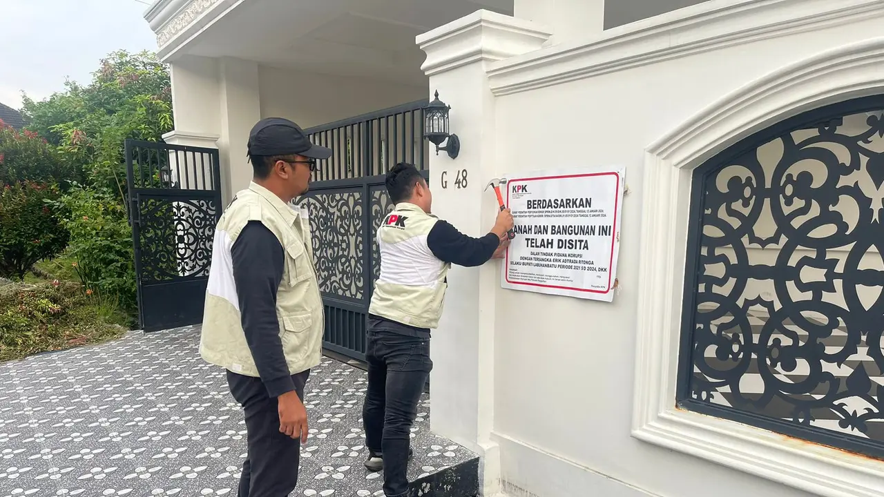 Penyidik KPK menyita rumah milik Bupati Labuhanbatu, Erik Adrata.