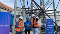 Direktur &amp; Chief Technology Officer XL Axiata I Gede Darmayusa meninjau salah satu lokasi BTS di Desa Murtajih, Pademawu, Kabupaten Pamekasan bersama Group Head XL Axiata East Region Dodik Ariyanto (kiri). (Liputan6.com/ Agustin Setyo Wardani).