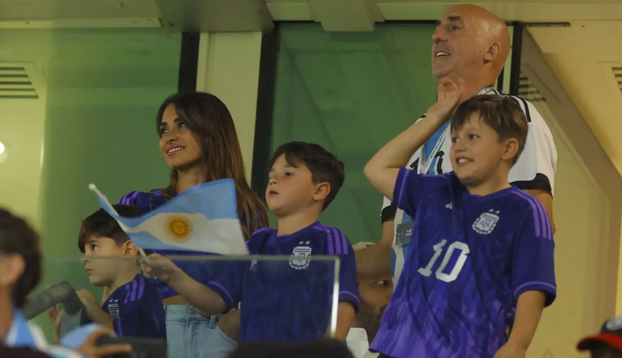 Tak sendiri, Antonella juga ditemani oleh anak-anak dan keluarga besarnya untuk mendukung sang suami, Lionel Messi. (AP/Odd Andersen)