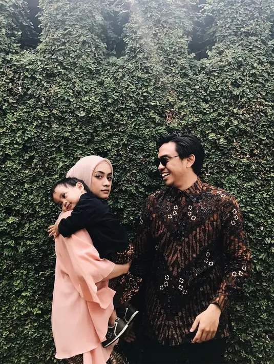 Seperti di foto ini, Sekala tengah berada di gendongan Ayudia. Tampaknya mereka sedang menghadiri sebuah acara pesta pernikahan.  (Instagram/ayudiac)
