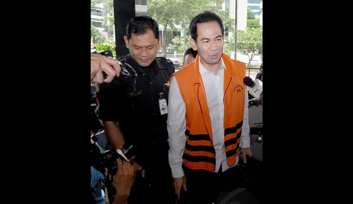Wawan diperiksa terkait kasus korupsi pengadaan alat kesehatan di Kota Tangerang Selatan, Jumat (12/12/2014). (Liputan6.com/Miftahul Hayat)