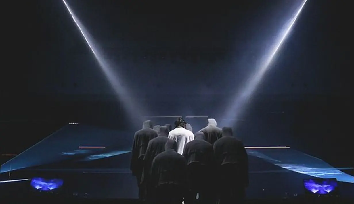 Momen saat Suga melakukan rehearsal bersama para dancer ini juga tak lepas dari sorotan. Pasalnya, pria kelahiran 9 Maret 1993 ini tetap tampil all out selama rehearsal berlangsung. (Liputan6.com/IG/@agustd)