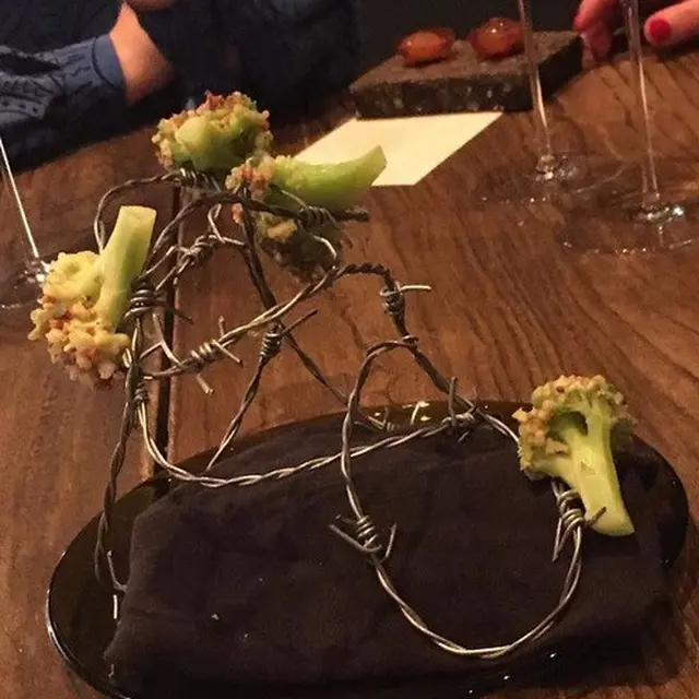 potret nyeleneh restoran sajikan makanan
