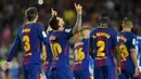 Penyerang Barcelona, Lionel Messi merayakan gol bersama rekan setimnya saat melawan Espanyol dalam pertandingan Liga Spanyol di stadion Camp Nou, Barcelona (9/9). Barcelona menang 5-0 atas Espanyol. (AFP Photo/ Lluis Gene)