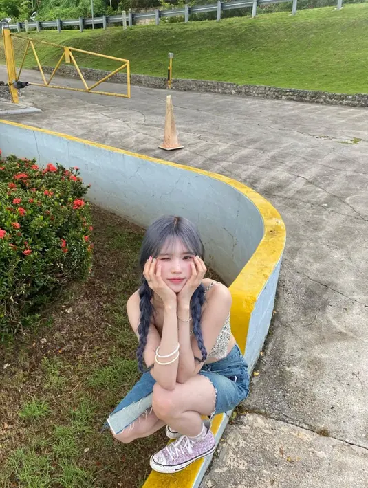 Selain pandai bernyanyi dan menari, Hayoung juga pandai dalam membuat lagu dan memainkan alat musik gitar. (FOTO: instagram.com/shy9_29/)