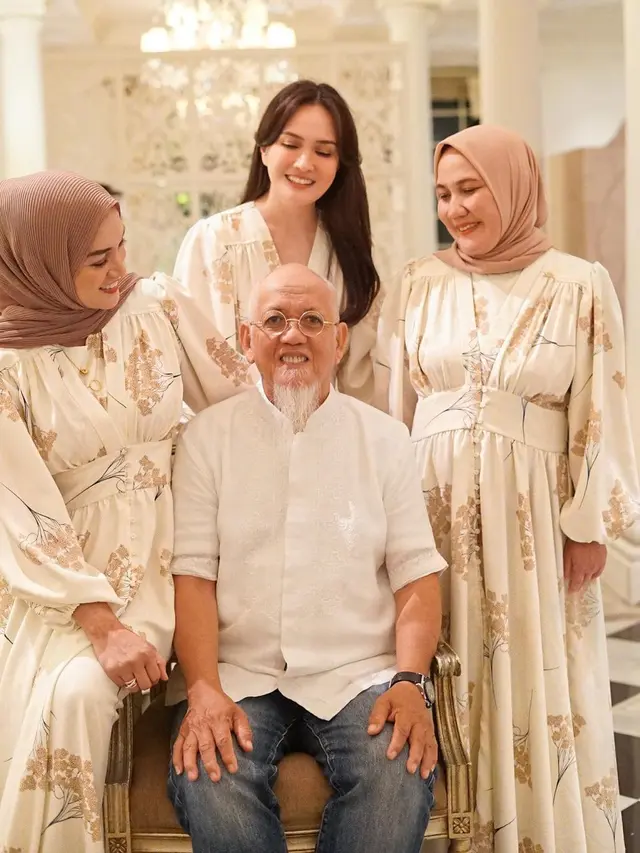 10 Potret Shandy Aulia dengan Keluarga, Tetap Kompak Meski Beda Agama