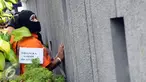 Tersangka kasus perampokan disertai penyanderaan melakukan adegan rekonstruksi kejadian di Jalan Metro Hijau IX, Jakarta, Selasa (13/9). 60 adegan reka ulang kejadian diperagakan tersangka. (Liputan6.com/Helmi Fithriansyah)