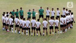 Pelatih Timnas U-19 Indonesia, Shin Tae-yong (bertopi) jelang memimpin latihan di Lapangan A Gelora Bung Karno, Jakarta, Selasa (30/8/2022). Timnas U19 Indonesia akan tampil di Kualifikasi Piala Asia U20 2023 pada 14-18 September mendatang. Indonesia berada di Grup F bersama Vietnam, Hongkong, dan Timor Leste. (Liputan6.com/Helmi Fithriansyah)