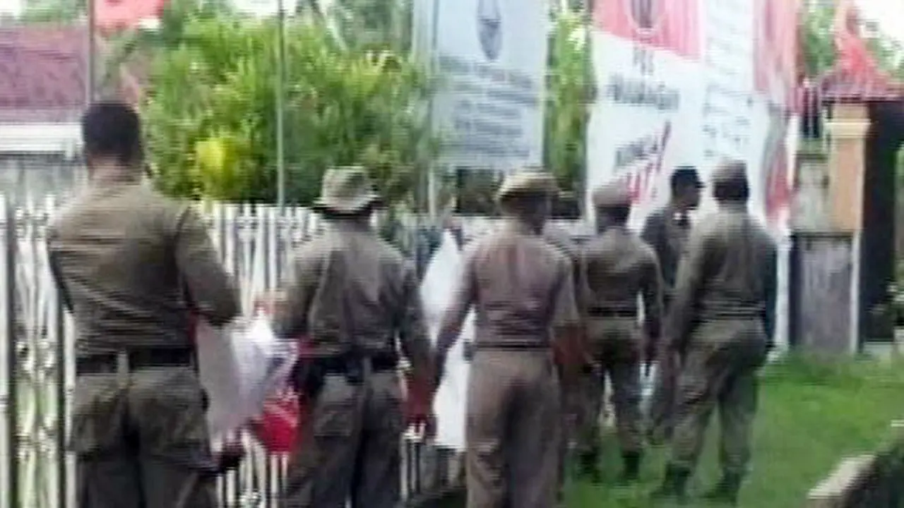 Penertiban Atribut Diprotes