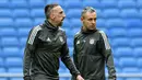 Pemain Bayern Munchen, Franck Ribery dan Rafinha mengikuti sesi latihan tim di Stadion Santiago Bernabeu di Madrid (30/4). Pada leg pertama Munchen takluk atas Madrid 2-1 di Allianz Arena, Jerman.  (AFP Photo/Christof Stache)