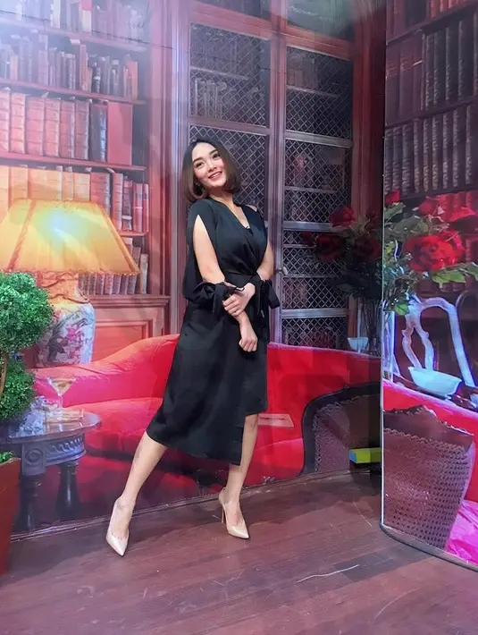 Sama halnya dengan yang satu ini. Zaskia lagi-lagi tampil dengan rambut bobnya yang dibiarkan lurus dan rapi.  (Instagram/zaskia_gotix)