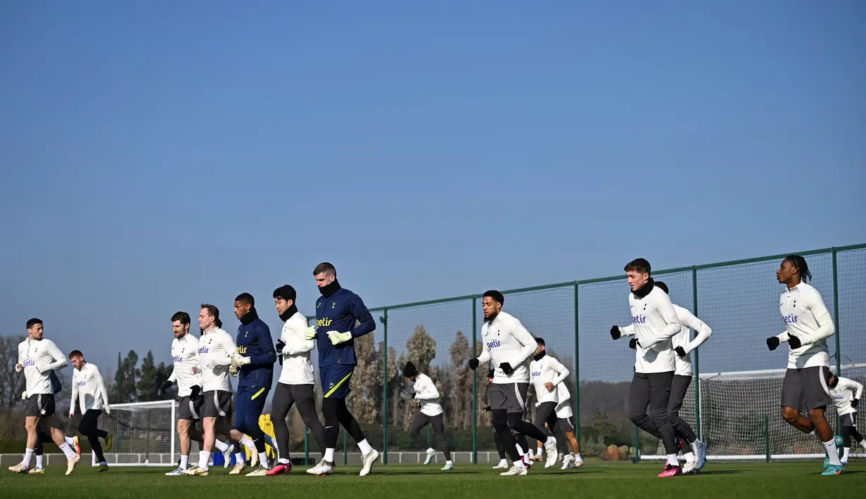 Para pemain Tottenham Hotspur mengikuti sesi latihan tim di Tottenham Hotspur Football Club Training Ground di London, Senin (13/2/2023). Pertandingan ini berpotensi menghadirkan pertarungan sengit karena kedua tim bisa disebut memiliki kekuatan yang seimbang. (Ben Stansall / AFP)