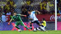 Pemain Argentina Paulo Dybala mengecoh pemain Kolombia Cristian Zapata (kanan) pada kualifikasi Piala Dunia 2018 zona CONMEBOL di Stadion Metropolitano Roberto Melendez, Barranquilla, Rabu (18/11/2015) dini hari WIB. (AFP Photo/Luis Robayo)