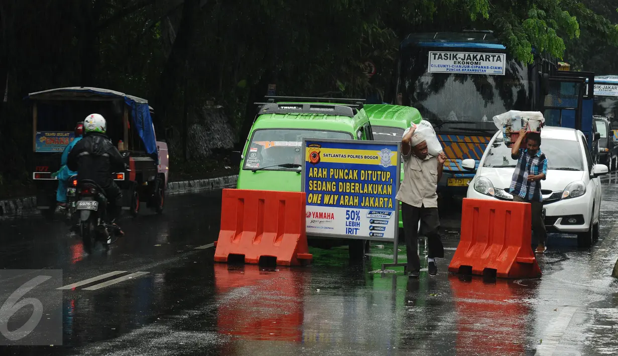 Sejumlah kendaraan terlihat berhenti jelang perempatan Gadog, Bogor, Senin (8/2/2016). Untuk mencegah kemacetan pasca libur panjang Tahun Baru Imlek 2016, Polres Bogor menerapkan buka tutup di jalur menuju puncak. (Liputan6.com/Helmi Fithriansyah)