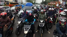 Sejumlah pemudik sepeda motor mendominasi jalur pantai utara (pantura) Cirebon, Jawa Barat, Kamis (22/6). Tiga hari menjelang lebaran, pemudik pengguna sepeda motor yang melintas di jalur Cirebon meningkat signifikan. (Liputan6.com/Johan Tallo)