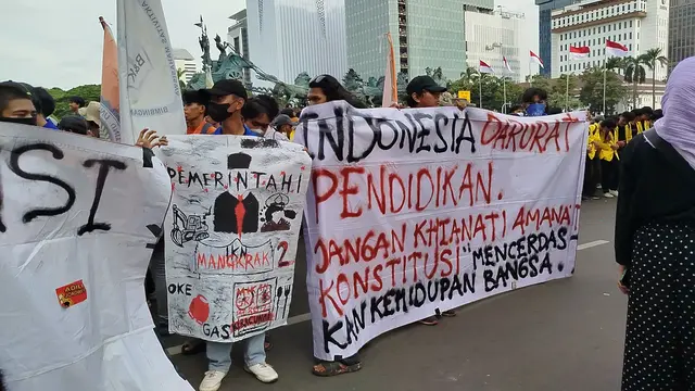 Aksi unjuk rasa di berlangsung di Patung Kuda Arjuna Wiwaha, Jakarta Pusat pada Kamis (20/2/2025).