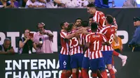 Para pemain Atletico Madrid merayakan gol Diego Costa yang mencetak empat gol ke gawang Real Madrid pada laga ICC 2019. (AFP/Johannes Eisele)