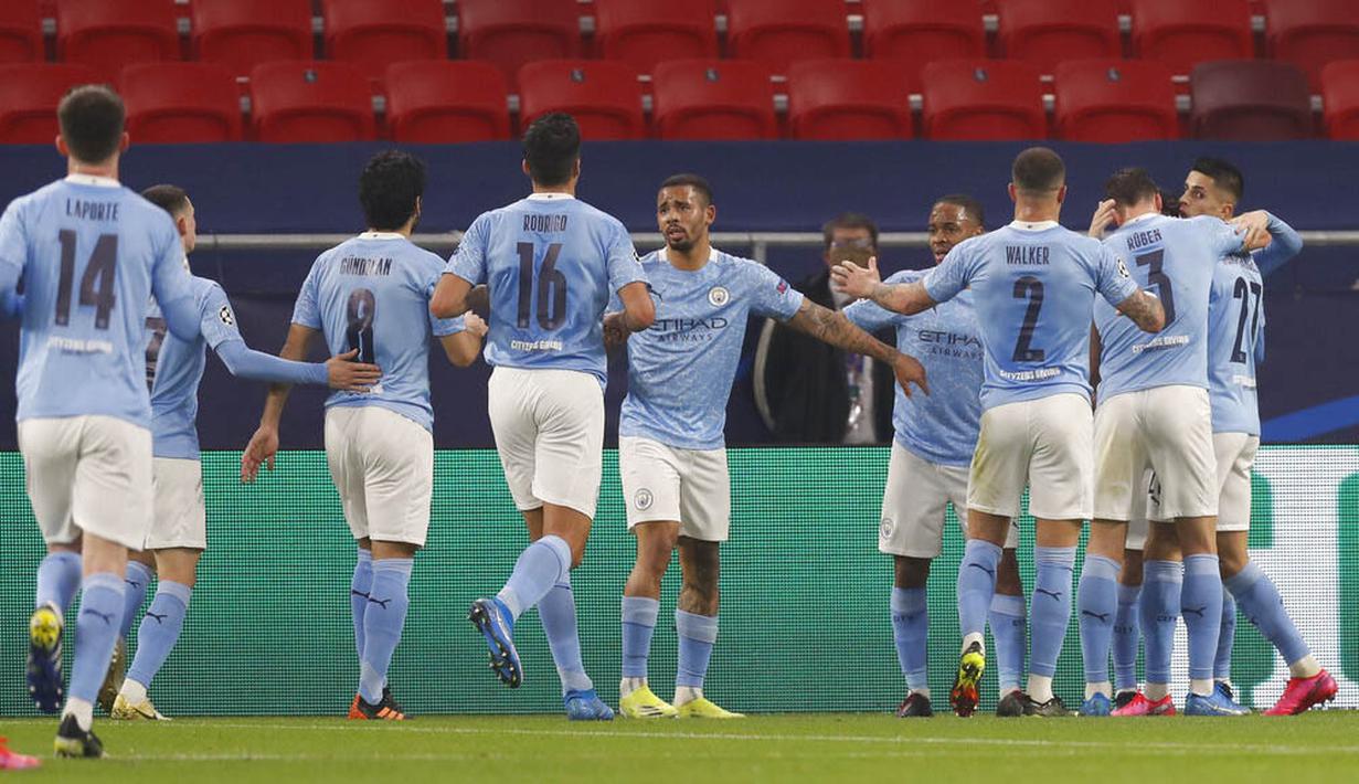 Para pemain Manchester City merayakan gol yang dicetak oleh Bernardo Silva ke gawang Borussia Moenchengladbach pada laga Liga Champions di Puskas Arena, Kamis (25/02/2021). City menang dengan skor 2-0. (AP/Laszlo Balogh)