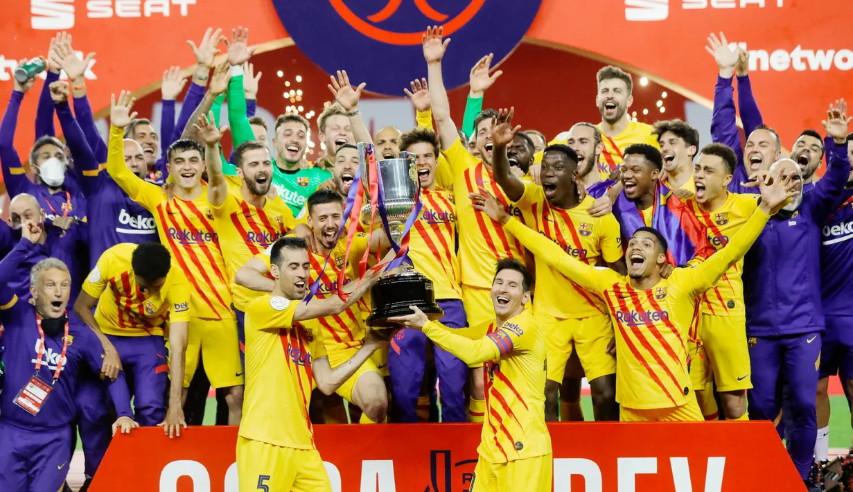 Para pemain Barcelona melakukan selebrasi usai menjuarai Copa del Rey di Stadion Olimpico de Sevilla, Minggu (18/4/2021). Barcelona menang 4-0 atas Athletic Bilbao. (AFP)