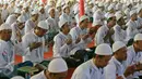 Sejumlah napi berdoa saat mengikuti Khatam Al-Quran warga binaan pemasyarakatan di LP Cipinang, Jakarta, Kamis (20/4). Acara ini dihadiri sejumlah menteri. (Liputan6.com/Johan Tallo)