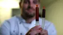 Chef Christopher Sayegh memperlihatkan, minyak THC (Tetrahydrocannabinol), dan CBD (Cannabidiol) yang akan digunakan sebagai campuran bahan masakan di sebuah restoran di Los Angeles, AS (29/4). (Reuters/ Mario Anzuoni)