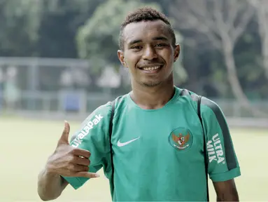 Pemain Timnas Indonesia, Todd Rivaldo Ferre, berpose usai latihan di Lapangan ABC Senayan, Jakarta, Kamis (22/2/2018). Latihan ini dilakukan untuk persiapan Piala AFF U-18 2018 dan Piala Asia U-19 2018. (Bola.com/M Iqbal Ichsan)