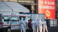Staf medis menerima seorang pasien yang terinfeksi Virus Corona di sebuah rumah sakit darurat yang sebelumnya merupakan gedung olahraga Wuhan Sports Center di Wuhan, Provinsi Hubei, China tengah. (Xinhua/Xiao Yijiu)