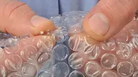 Mereka percaya kalau memecahkan bubble wrap bisa jadi obat stres menjelang ujian. (Via: telegraph.co.uk)