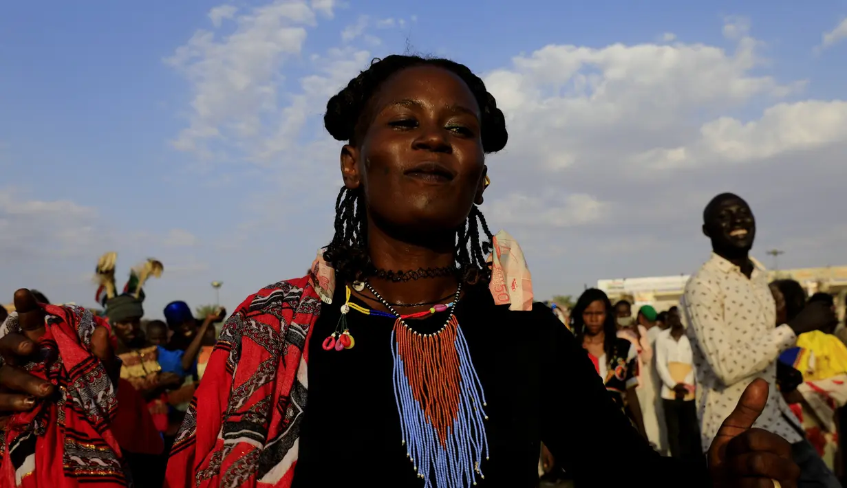 Warga Sudan menghadiri upacara perayaan setelah kedatangan perwakilan pemerintah Sudan dan kelompok bersenjata yang menandatangani kesepakatan perdamaian final di Juba, untuk mengakhiri konflik bersenjata di antara mereka, di Khartoum, Sudan, pada 8 Oktober 2020. (Xinhua/Mohamed Khidir)
