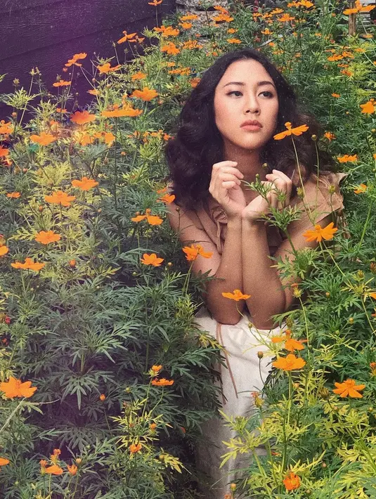 Berbeda dari lainnya, ini momen saat ia menjalani photoshoot di tengah-tengah taman bunga. Kali ini istri Baskara Mahendra memakai makeup yang tetap menunjukkan sisi naturalnya. (Liputan6.com/IG/@sherinasinna)