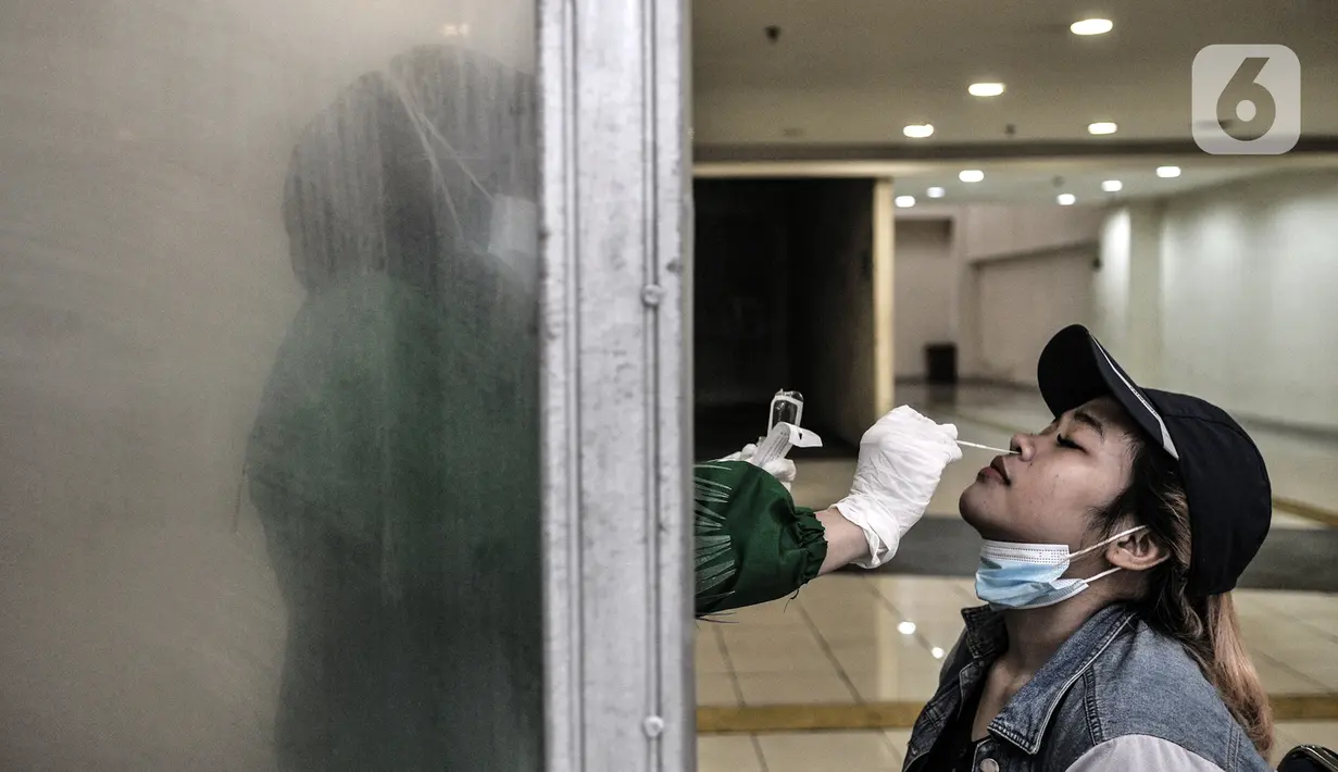 Calon penumpang bus antarkota antarprovinsi (AKAP) menjalani rapid test antigen COVID-19 di Terminal Pulogebang, Jakarta, Rabu (30/12/2020). Layanan ini dimulai sejak pukul 08.00 WIB hingga 19.00 WIB. (merdeka.com/Iqbal S. Nugroho)