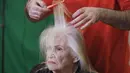 Sarah Israel (85) dirias sebelum mengikuti kontes kecantikan Miss Holocaust Survivor di Israel, Selasa (24/11). 13 wanita lansia mengikuti kontes kecantikan tahun ketiga yang diperuntukkan bagi korban selamat genosida Nazi. (REUTERS/Amir Cohen)