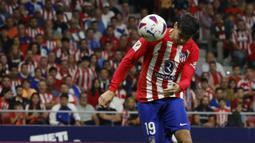 Pemain Atletico Madrid, Alvaro Morata, menyundul bola ke gawang Real Madrid dan membuahkan gol dalam pertandingan pekan keenam La Liga Spanyol 2023/2024 yang berlangsung di Metropolitano stadium, Madrid, Senin (25/9/2023). Pada menit ke-4, Alvaro Morata menyambut umpan silang Samuel Lino di kotak penalti, bola ke sudut kanan bawah. (AFP/Oscar Del Pozo)