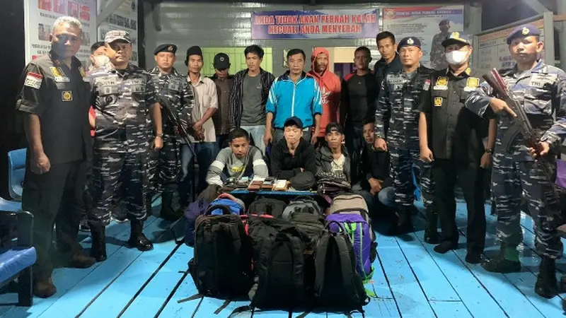 Penyerahan Pekerja Migran Indonesia dari TNI AL ke Kantor Imigrasi Selatpanjang, Kepulauan Meranti.