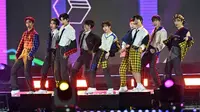 Grup K-pop Korea Selatan, CRAVITY, tampil dalam konser K-pop sebagai bagian dari K-Culture Festival 2022 di stadion Jamsil di Seoul pada 7 Oktober 2022. (Jung Yeon-je/AFP)