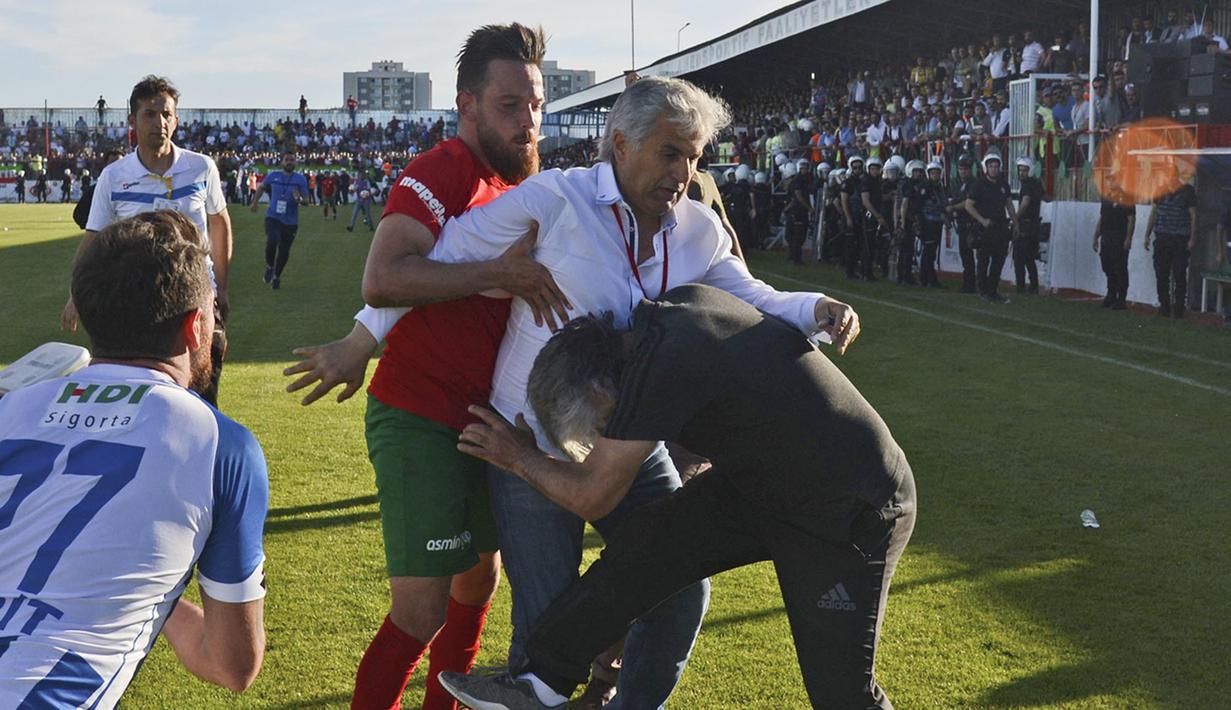 Deniz Naki pemain Amedspor baku hantam dengan Mustafa Kemal Kilic pelatih Erzurum BB, Selasa (16/5/2017) di play-off untuk Liga Super Turki. (AFP/Ilyas Akengin)