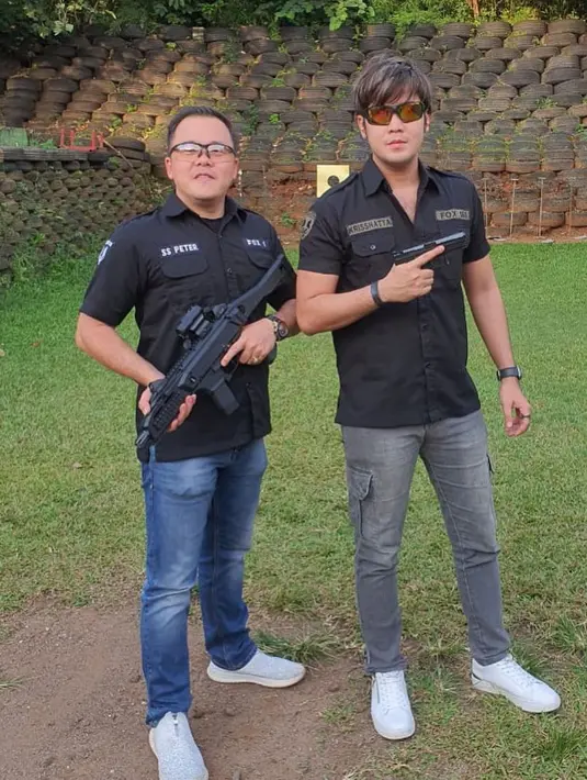 Kriss Hatta siap melakukan latihan menembak di kawasan Senayan bersama salah satu rekannya. (Foto: Instagram/@krisshatta07)