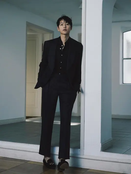 Dalam foto terbaru yang diunggahnya, Song Jong Ki terlihat mengenakan setelan jas serba hitam, hingga kemeja yang dikenakannya sebagai innerwear dan sepatunya juga hitam. Simpel, tapi jelas bikin hati nggak aman, kan? Foto: Instagram.