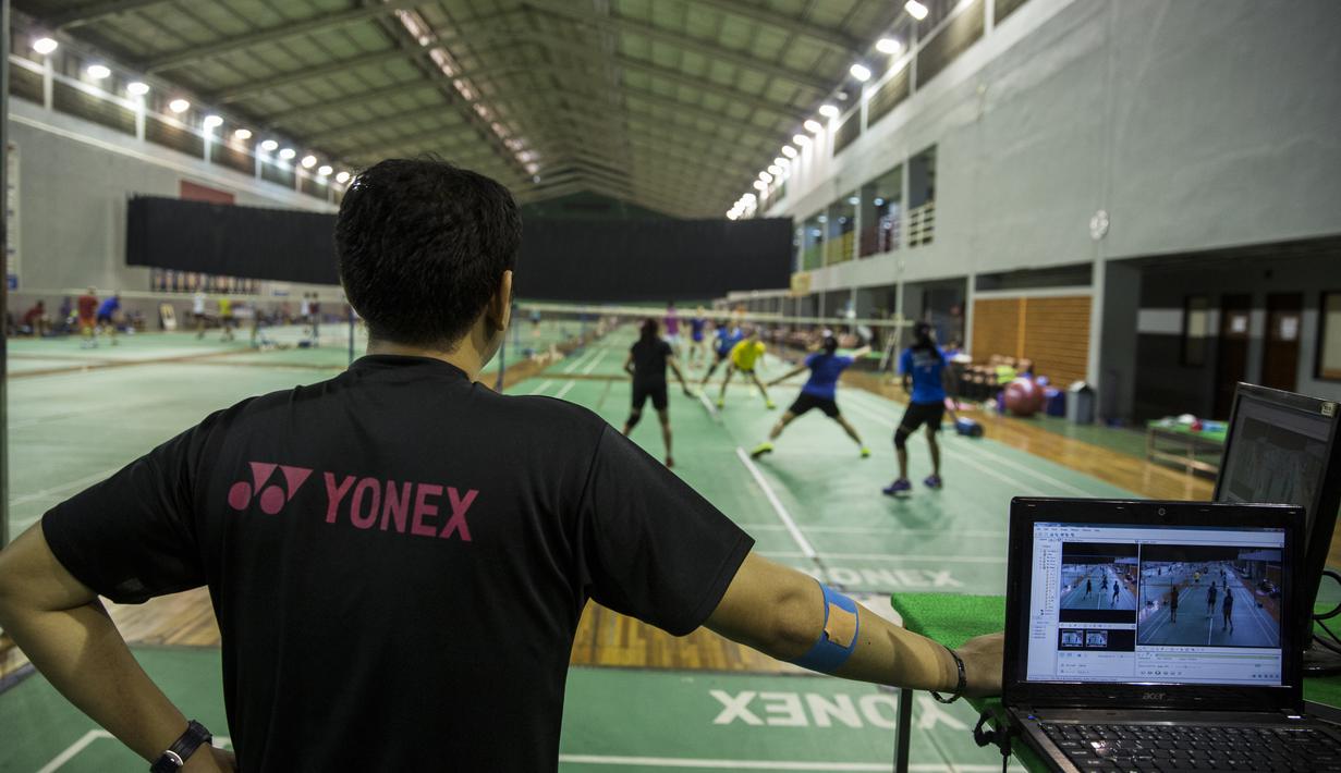 Pelatih ganda putri Indonesia, Eng Hian, memantau perkembangan Greysia Polii dan Nitya Krishinda Maheswari jelang Olimpiade Rio de Janeiro 2016. (Bola.com/Vitalis Yogi Trisna)