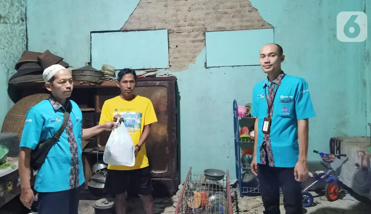 Insan BRILian (Pekerja BRI) memberikan bantuan paket makanan cepat saji kepada warga terdampak gempa di Kecamatan Cimanggu, Banten. Penyaluran bantuan diberikan di Desa Waringinkurung Kecamatan Cimanggu dan Desa Mendung Kecamatan Cibaliung. (Liputan6.com/HO/Humas BRI)