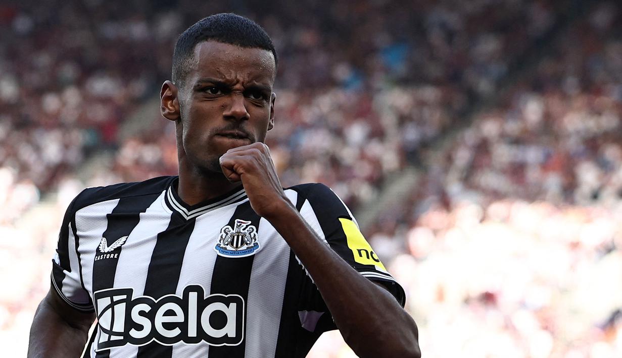 Pemain Newcastle, Alexander Isak merayakan gol kedua timnya ke gawang West Ham United pada laga lanjutan Liga Inggris 2023/2024 di London Stadium, London, Inggris, Minggu (08/10/2023) malam WIB. Isak berhasil mencetak dua gol pada laga tersebut. (AFP/Henry Nicholls)