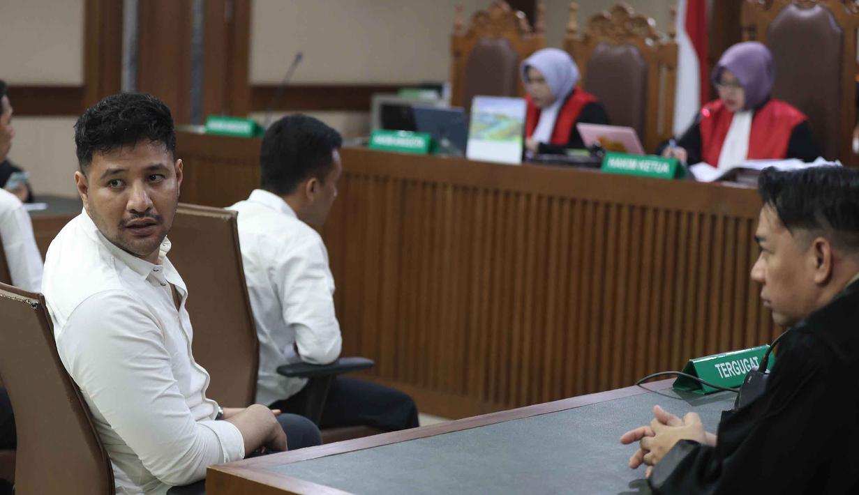 Kasus pertama Ammar Zoni terjadi pada 2013. Ketika itu, ia hanya menjalani satu tahun rehabilitasi. Tampak dalam foto, terdakwa kasus peredaran narkotika di dalam Rumah Tahanan (Rutan) Salemba, Muhamad Ammar Akbar alias Ammar Zoni (kiri), saat mengikuti sidang pembacaan putusan di Pengadilan Negeri Jakarta Pusat, Kamis (23/4/2026). (Kapanlagi.com/Budy Santoso)