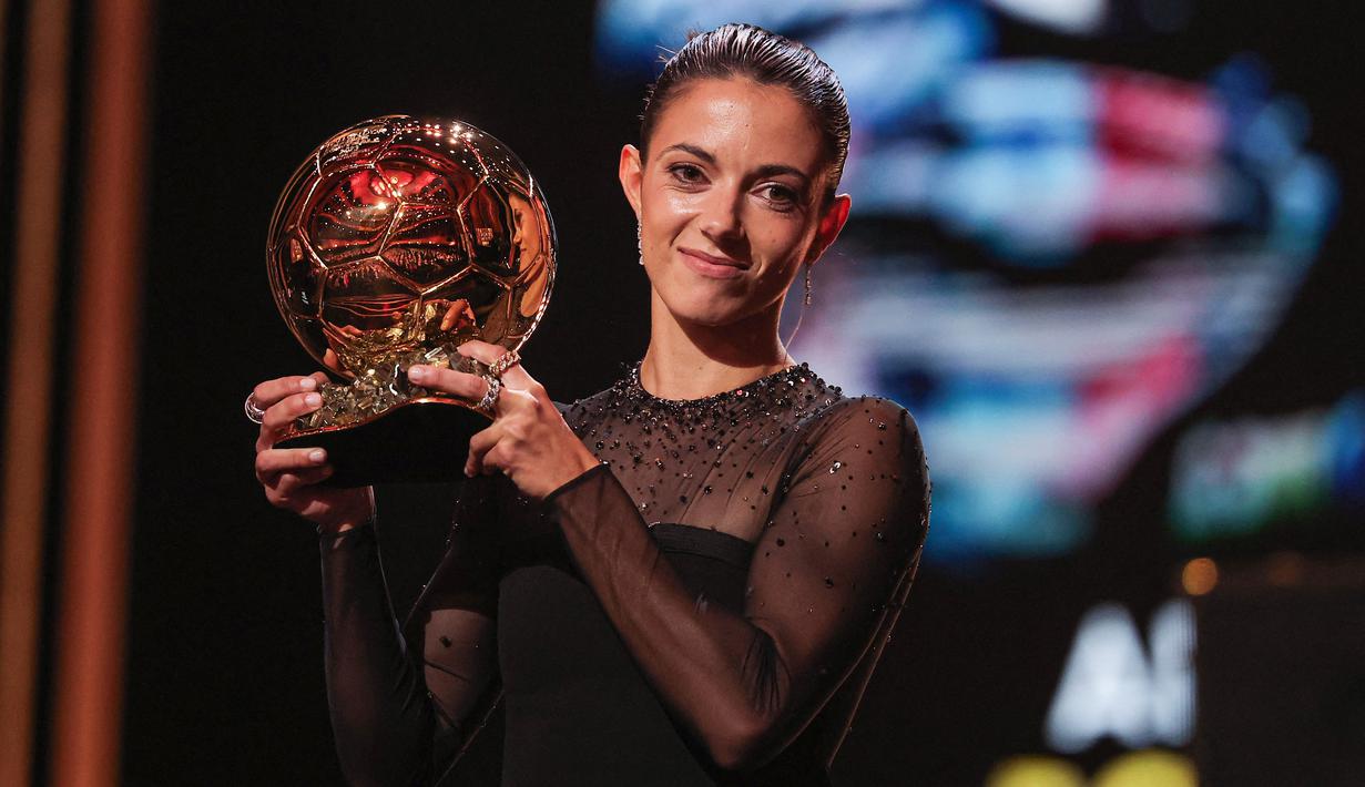 Gelandang Barcelona asal Spanyol Aitana Bonmati menerima penghargaan Ballon d'Or Wanita 2023 pada acara malam penganugerahan yang digelar di Theatre du Chatelet, Paris, Selasa (31/10/2023) dini hari WIB. (FRANCK FIFE / AFP)
