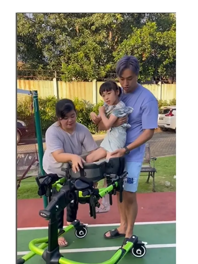 10 Potret Jevier Justin dan Istri saat Momong Anak yang Idap Cerebral Palsy, Penuh Kesabaran