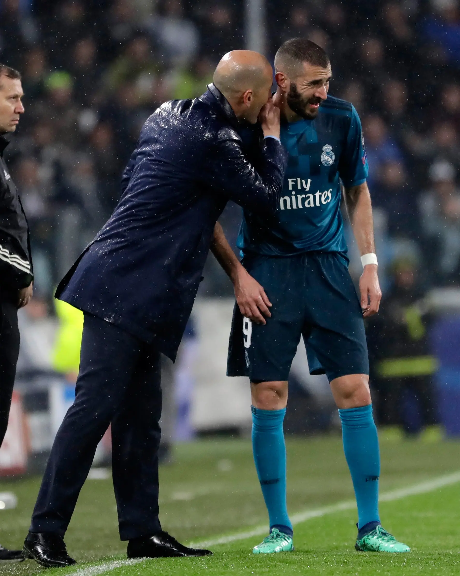 Pelatih Real Madrid Zinedine Zidane memberi arahan kepada Karim Benzema  (AP/Luca Bruno)