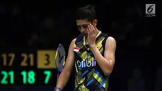 Ganda Putra Indonesia, M Rian Ardianto mengusap wajah saat melawan Mathias Boe/Crasten Mogensen (Denmark) di Semifinal Indonesia Open 2017 di Jakarta, Sabtu (17/6). M Rian Ardianto/Fajar Alfian kalah 17-21, 21-18, 12-21. (Liputan6.com/Helmi Fithriansyah)