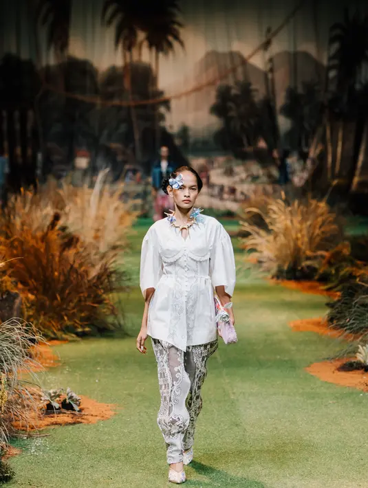 Sebelumnya, Toton Januar mengikuti sistem produksi sesuai musim, yaitu koleksi RTW spring/summer dan fall/winter, termasuk agenda berpameran di showroom di Paris untuk bertemu buyers, sembari memasukkan koleksi ke sejumlah butik multi-label di Jakarta. Foto: Document/TOTON.