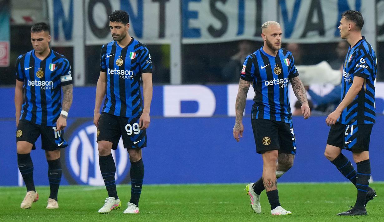 Pemain Inter Milan tampak lesu setelah menelan kekalahan dari AC Milan dalam laga leg kedua semifinal Coppa Italia di Stadion Giuseppe Meazza, Kamis (24/4/2025) dini hari WIB. (AP Photo/Luca Bruno)